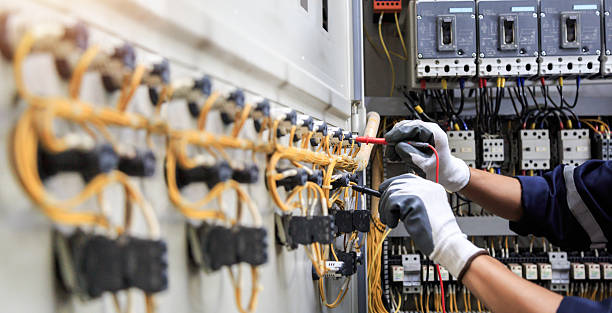 Professional Electrician technician working in Huntertown, IN